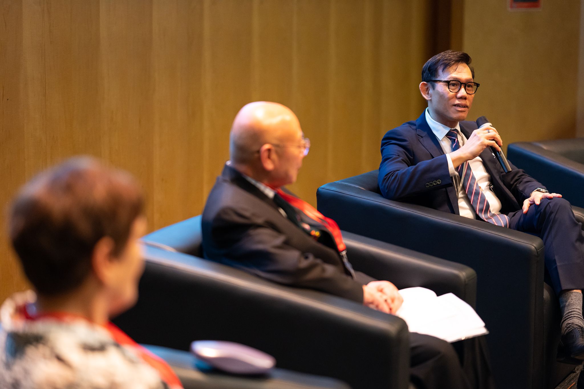 Using Generative AI in a Controlled Way to Tackle Ghostwriting: Retrieval-Augmented Generation (RAG) as Pedagogy